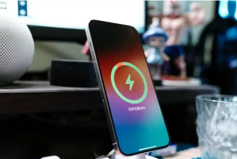 霍州苹果15换屏服务分享用什么充电器给iPhone15充电更好 
